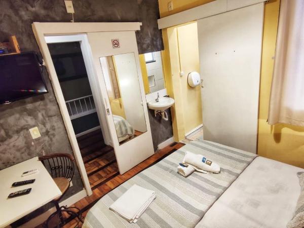 Rio Deal Guest House : photo 2 de la chambre chambre double avec salle de bains privative