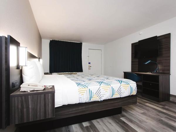 Studio 6 Houston TX Medical Center NRG Stadium : photo 4 de la chambre chambre lit king-size deluxe - non-fumeurs 