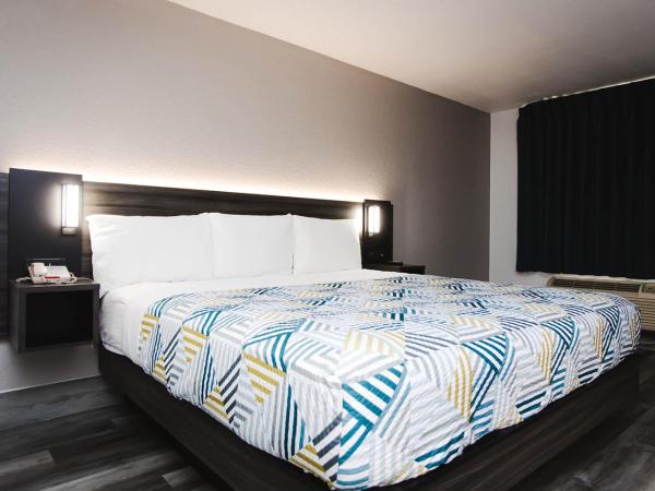 Studio 6 Houston TX Medical Center NRG Stadium : photo 7 de la chambre chambre lit king-size deluxe - non-fumeurs 