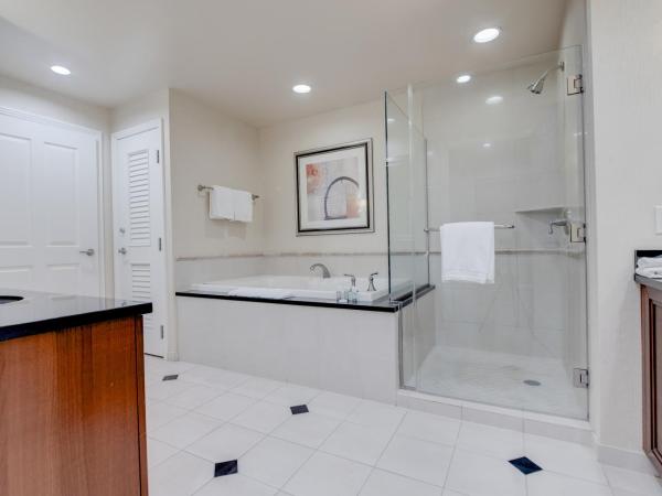 StripViewSuites at Signature : photo 10 de la chambre two-bedroom - balcony