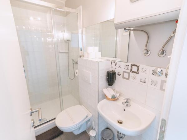 The Dots Hostel : photo 6 de la chambre chambre de luxe avec salle de bains privative