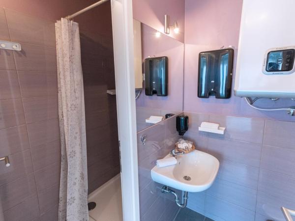 The Dots Hostel : photo 3 de la chambre chambre familiale avec salle de bains privative