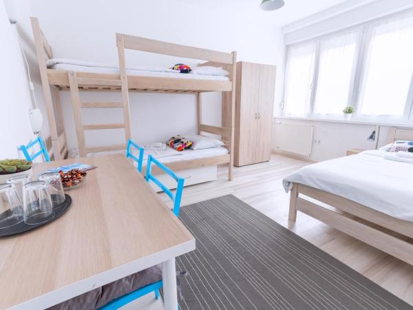 The Dots Hostel : photo 4 de la chambre chambre familiale avec salle de bains commune