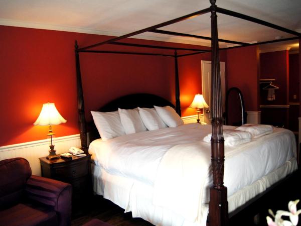 South Thompson Inn & Conference Centre : photo 1 de la chambre chambre lit king-size romance - vue sur rivière