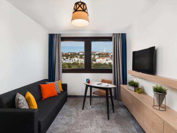 Mercure Budapest Castle Hill : photo 4 de la chambre suite supérieure avec salon