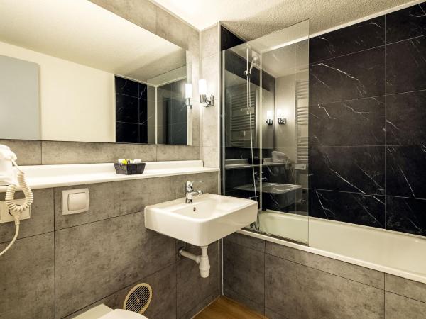 Hôtel Le Cyrano Bergerac : photo 4 de la chambre chambre supérieure lit queen-size