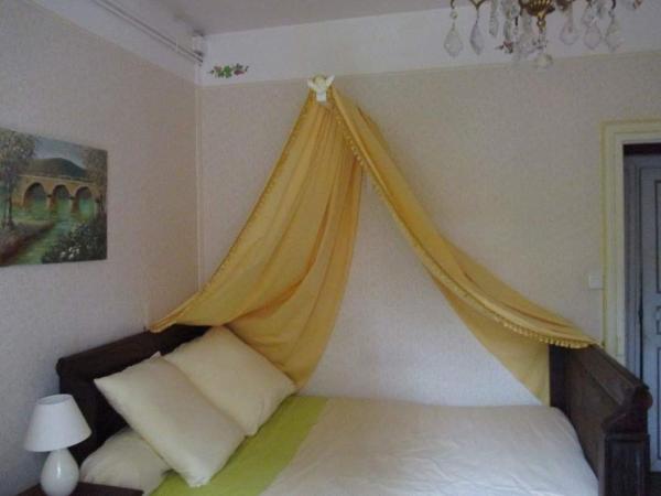 Proprit Charbaymond : photo 7 de la chambre chambre double - vue sur jardin