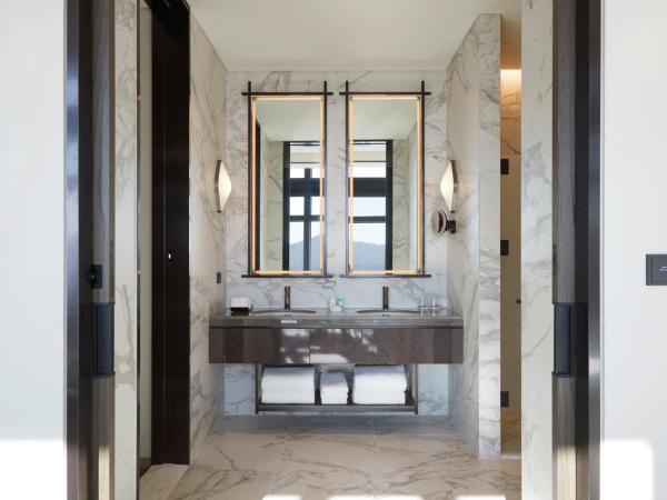 Grand InterContinental Seoul Parnas, an IHG Hotel : photo 2 de la chambre suite junior avec 2 lits simples - accès au salon club