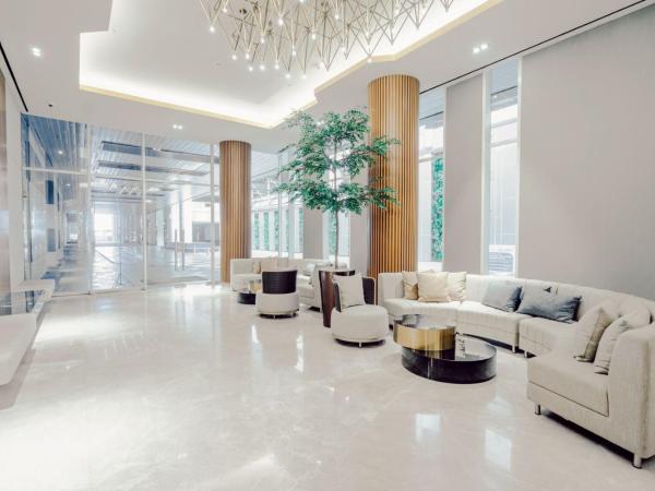 EMKA Lodge studio room the vertu apartemen ciputra world surabaya : photo 3 de la chambre studio avec balcon