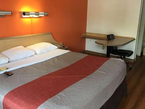 Travelodge by Wyndham San Antonio Lackland AFB North : photo 6 de la chambre chambre lit king-size - non-fumeurs