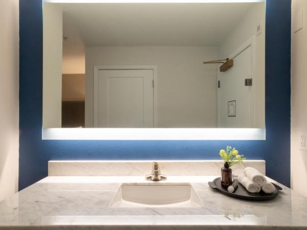 Oxford Suites Portland - Jantzen Beach : photo 8 de la chambre extended stay king suite sleeper sofa kitchenette