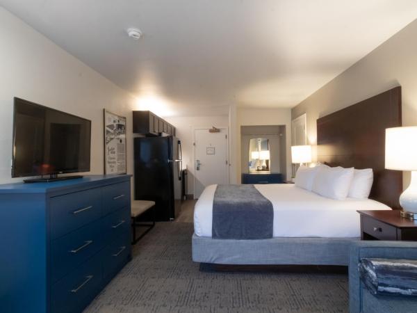 Oxford Suites Portland - Jantzen Beach : photo 3 de la chambre extended stay king suite sleeper sofa kitchenette