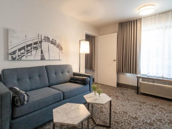 Oxford Suites Portland - Jantzen Beach : photo 2 de la chambre extended stay king suite sleeper sofa kitchenette