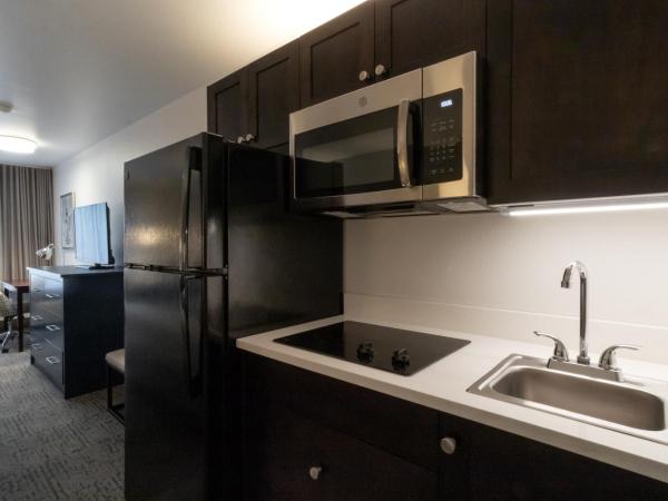 Oxford Suites Portland - Jantzen Beach : photo 5 de la chambre extended stay king suite sleeper sofa kitchenette