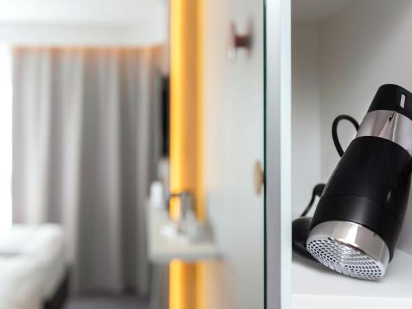 Holiday Inn Express - Rouen Centre - Rive Gauche, an IHG Hotel : photo 1 de la chambre chambre lit queen-size standard avec balcon - dernier Étage