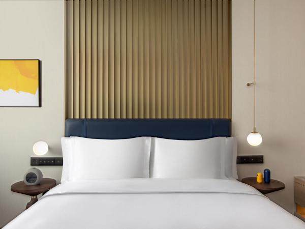 voco Wuhan Xinhua, an IHG Hotel : photo 4 de la chambre chambre lit king-size standard avec accès au salon