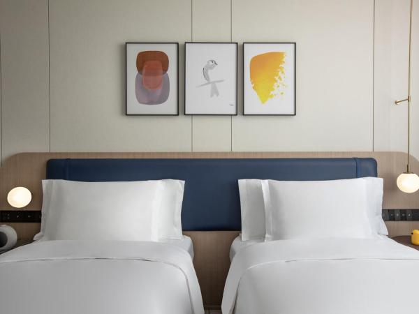 voco Wuhan Xinhua, an IHG Hotel : photo 5 de la chambre chambre lits jumeaux standard avec accès au salon