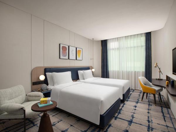 voco Wuhan Xinhua, an IHG Hotel : photo 4 de la chambre chambre lits jumeaux standard avec accès au salon