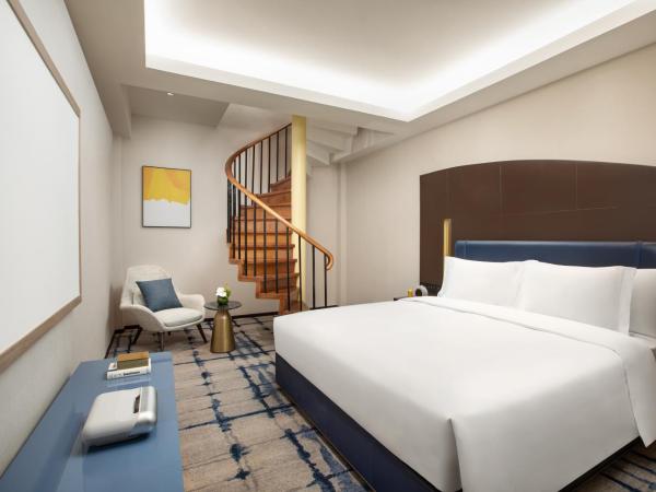 voco Wuhan Xinhua, an IHG Hotel : photo 4 de la chambre suite lit king-size - accès au salon