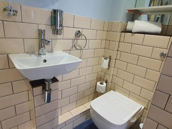 INNit Joy : photo 4 de la chambre chambre double avec salle de bains privative