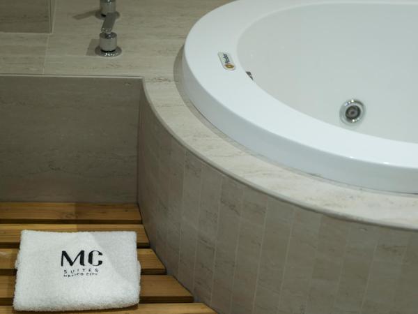 MC Suites Mexico City : photo 4 de la chambre suite lit king-size avec baignoire spa