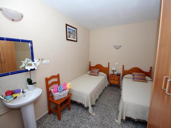 Pensión Aduar : photo 1 de la chambre chambre lits jumeaux avec salle de bains commune