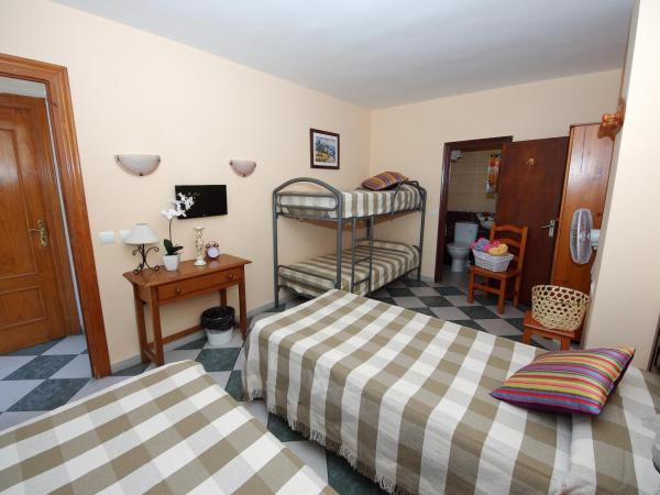 Pensión Aduar : photo 5 de la chambre chambre quadruple avec salle de bains