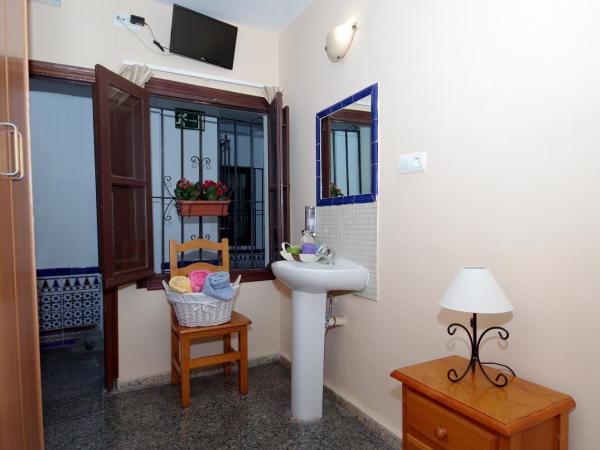 Pensión Aduar : photo 3 de la chambre chambre simple avec salle de bains commune