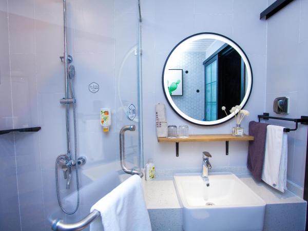 银座精宿(黄岛金沙滩香江路商业街店) : photo 3 de la chambre family room with audio 