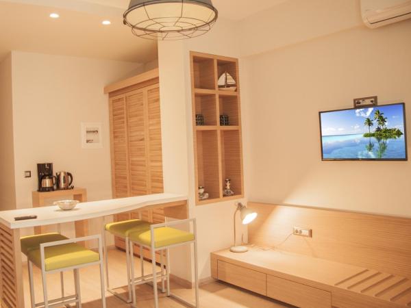 Hotel Christina : photo 8 de la chambre appartement avec balcon