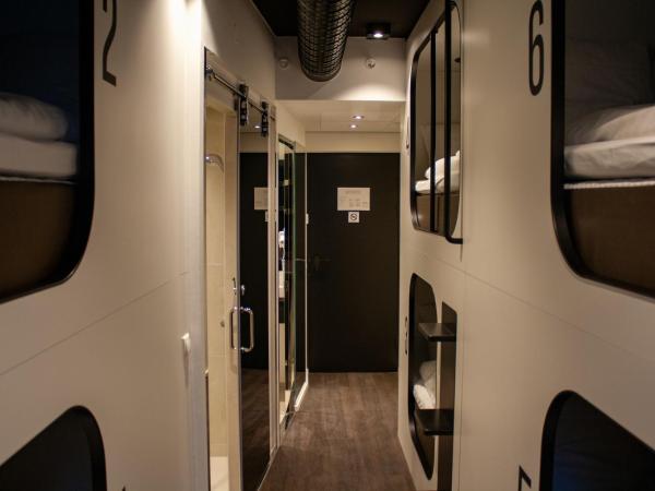 Next House Copenhagen : photo 7 de la chambre chambre privée avec 6 lits et salle de bains privative