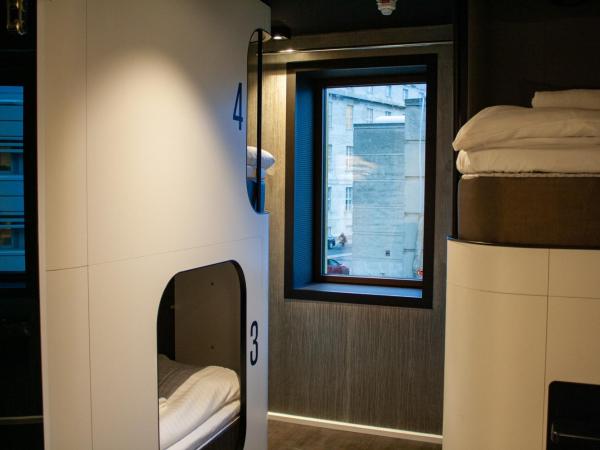 Next House Copenhagen : photo 5 de la chambre chambre privée avec 6 lits et salle de bains privative