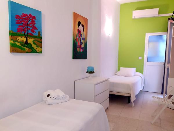 Hostal Santa Catalina : photo 1 de la chambre chambre lits jumeaux