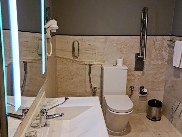 Ramada by Wyndham Dubai Barsha Heights : photo 5 de la chambre chambre lit king-size accessible aux personnes à mobilité réduite avec douche à l’italienne - non-fumeurs