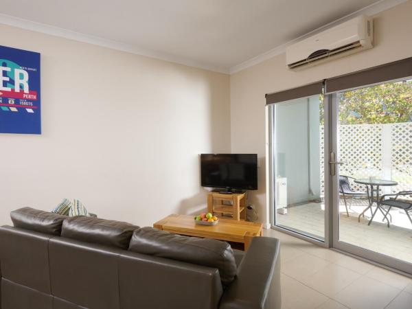 Airport Apartments by Vetroblu : photo 2 de la chambre appartement 2 chambres avec cour