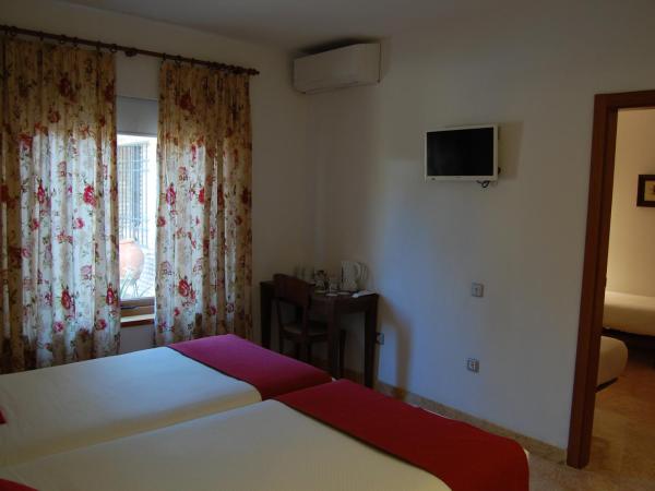 Hotel Riad Arruzafa : photo 1 de la chambre chambre quadruple avec parking