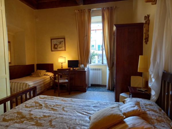 Hotel Tourist House : photo 1 de la chambre chambre triple