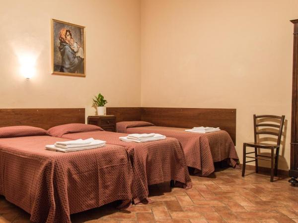 Casa Santo Nome di Gesu : photo 2 de la chambre chambre triple avec salle de bains privative séparée