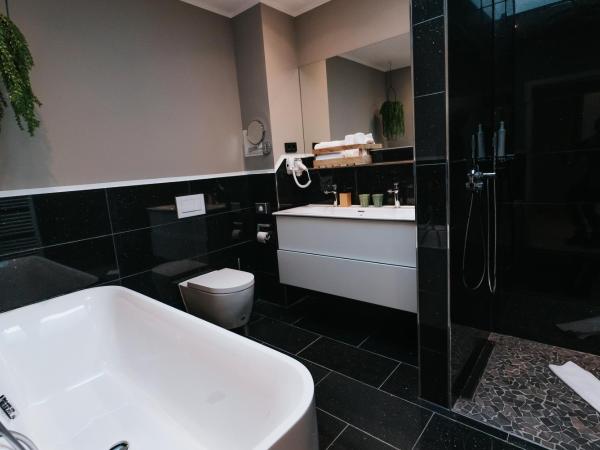 The Blasky : photo 3 de la chambre suite avec baignoire spa