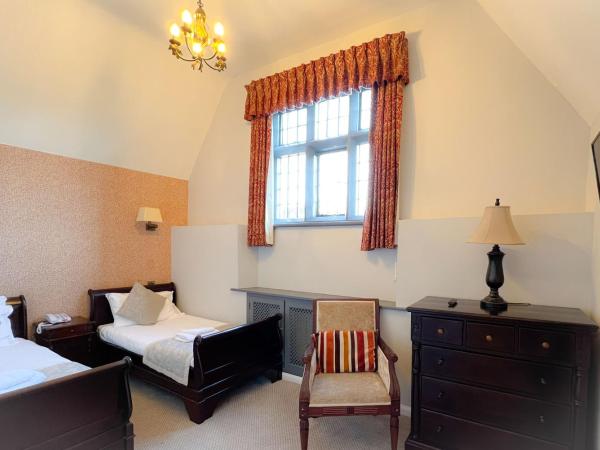 Castle Bromwich Hall; Sure Hotel Collection by Best Western : photo 4 de la chambre superior family room with double and twin beds