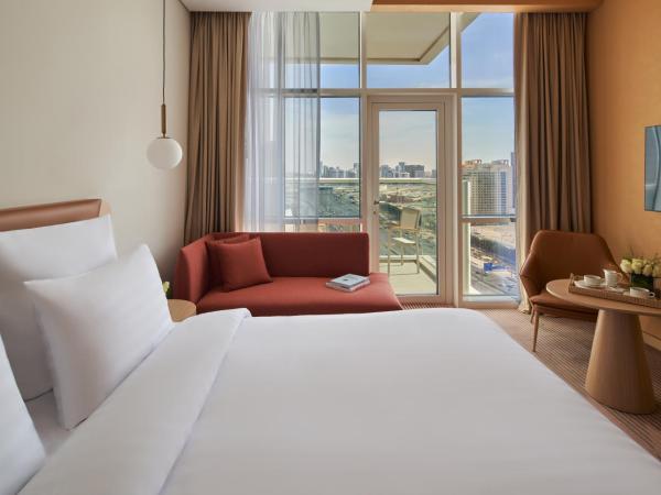 Novotel Jumeirah Village Triangle : photo 3 de la chambre chambre lit king-size supérieure - vue sur ville