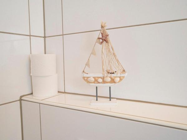 BNB Potsdamer Platz - Rooms & Apartments : photo 2 de la chambre chambre double ou lits jumeaux avec salle de bains commune