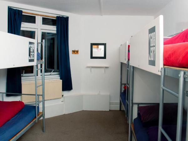 Central Backpackers : photo 2 de la chambre lit simple dans dortoir pour femmes