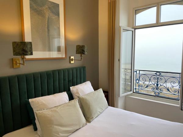 Hôtel France et Chateaubriand : photo 9 de la chambre chambre double ou lits jumeaux supérieure - vue sur mer