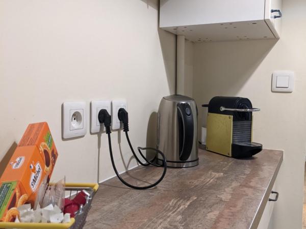 Private acces to the all flat. Charming Parisian. : photo 3 de la chambre chambre quadruple avec salle de bains privative