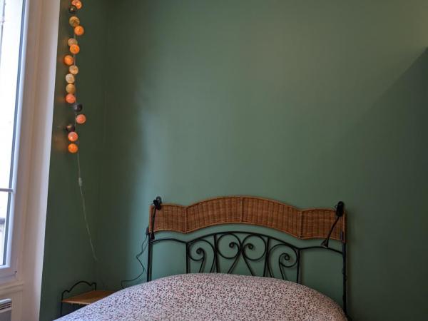 Private acces to the all flat. Charming Parisian. : photo 4 de la chambre chambre quadruple avec salle de bains privative