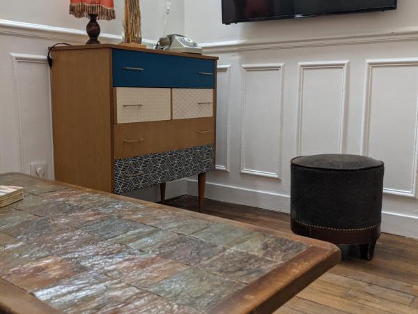 Private acces to the all flat. Charming Parisian. : photo 5 de la chambre chambre quadruple avec salle de bains privative