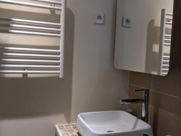 Private acces to the all flat. Charming Parisian. : photo 9 de la chambre chambre quadruple avec salle de bains privative