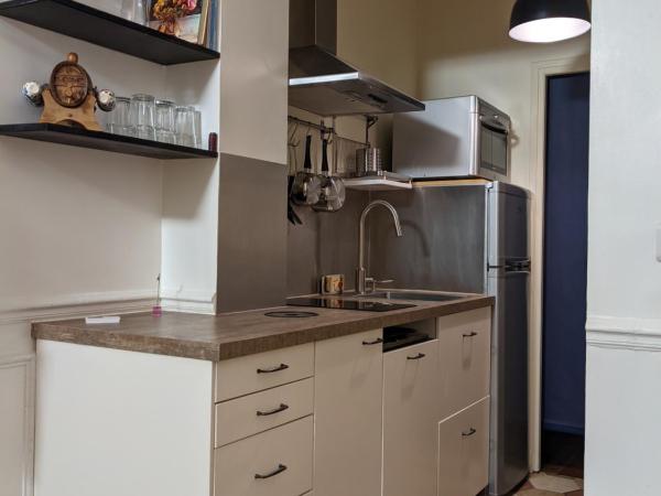 Private acces to the all flat. Charming Parisian. : photo 10 de la chambre chambre quadruple avec salle de bains privative