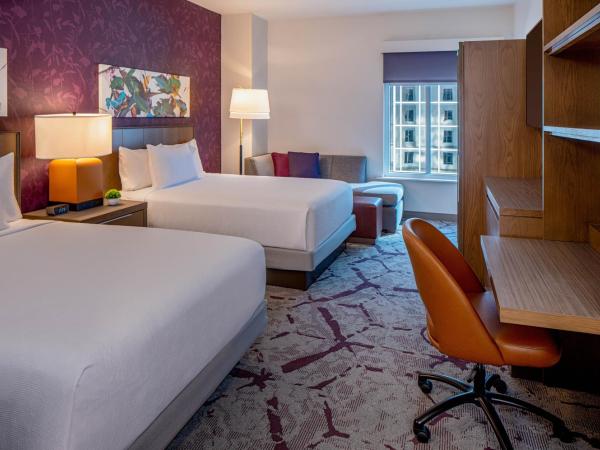 Hyatt House Tampa Downtown : photo 2 de la chambre chambre avec 2 lits queen-size et salon